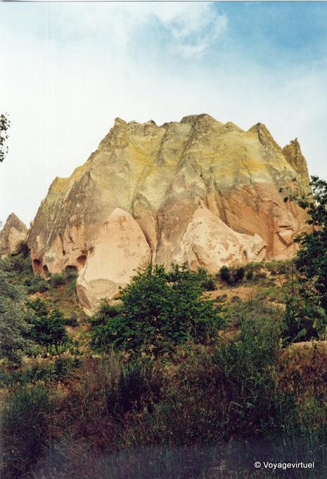 Colinas erosionado amarillo, verde y rojo, Capadocia - Turquía