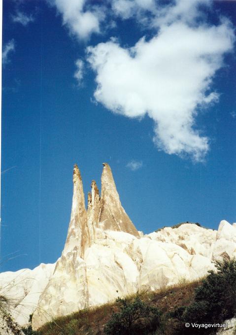 Picos erosivas en el cielo azul, Capadocia - Turquía