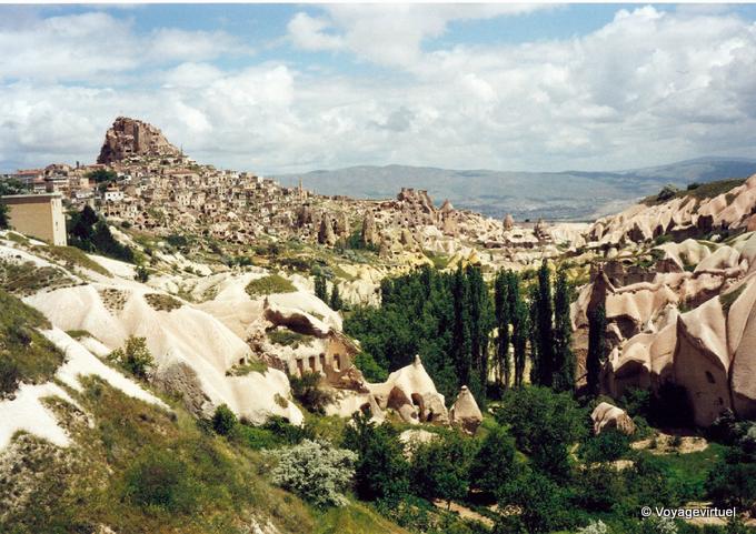 Uchisar panorama de uno de los valles circundantes, Capadocia - Turquía