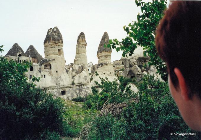 Mira la morilla en forma de chimeneas de hadas, Capadocia - Turquía