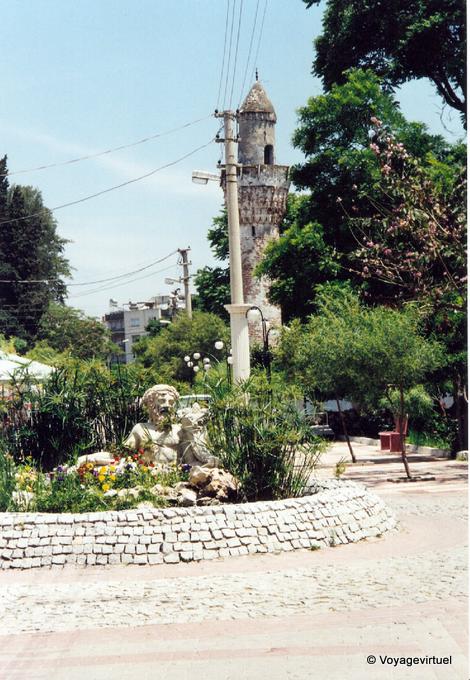 Una pequeña plaza y un minarete, Capadocia - Turquía