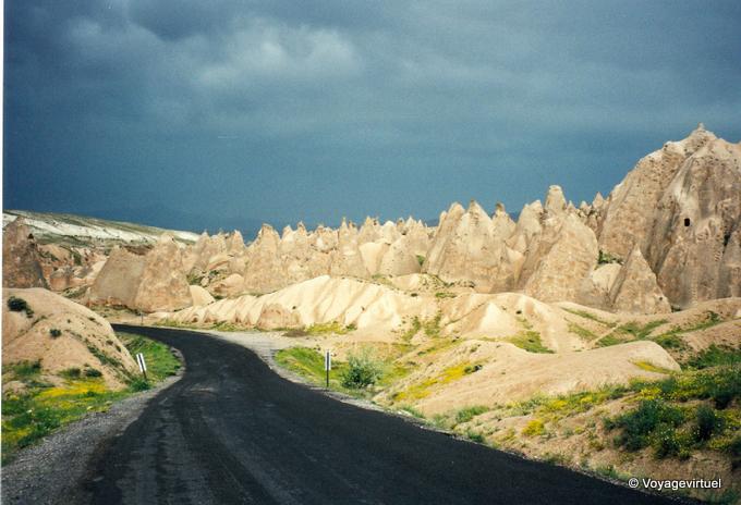 Delirio mineral bajo la tormenta solar, Capadocia - Turquía
