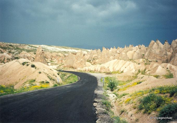 Negro camino y fantasmagoría rocoso, Capadocia - Turquía