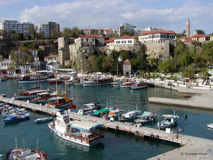 El puerto viejo transformado en un puerto deportivo, Antalya - Turquía