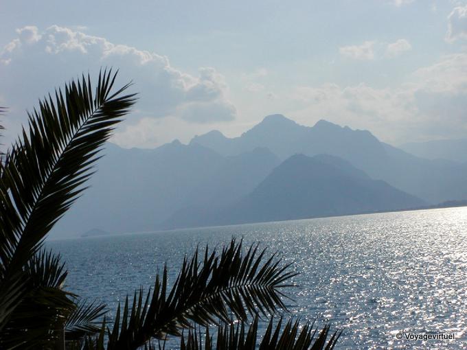 Montes Tauro vistos desde Antalya - Turquía