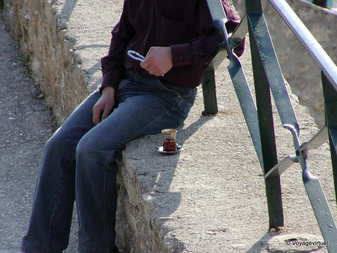 Komboloi y una taza de té, Antalya - Turquía