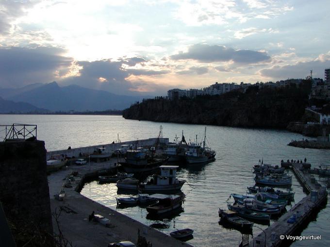 Puesta de sol en el antiguo puerto de Antalya - Turquía