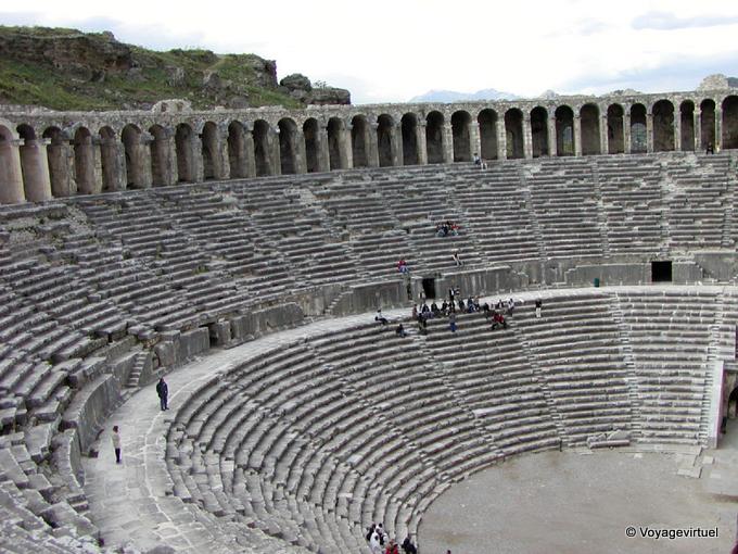 Teatro romano de Aspendos, vista de las arcadas de la galería superior y el anfiteatro - Turquía