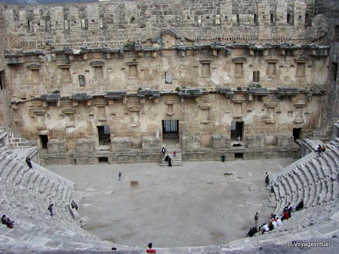 Panorama de la parte superior de las gradas en el escenario, el teatro de Aspendos - Turquía