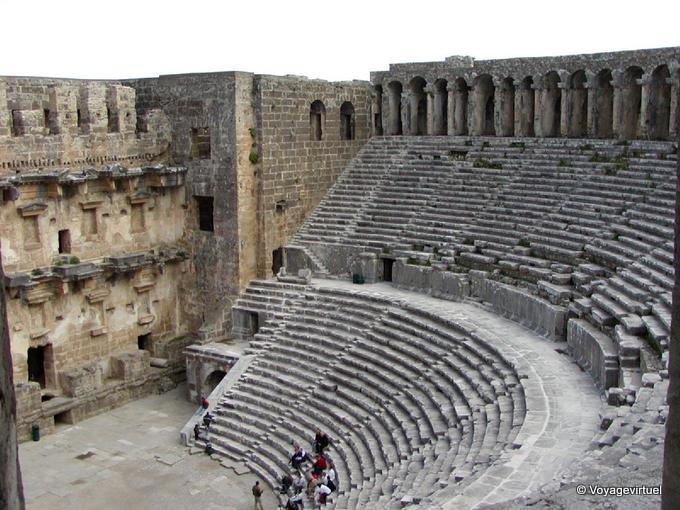 Izquierda de la cavea y la galería superior, teatro de Aspendos - Turquía