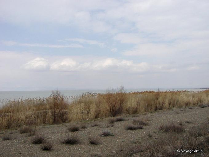 En la orilla del lago a Beysehir - Turquía