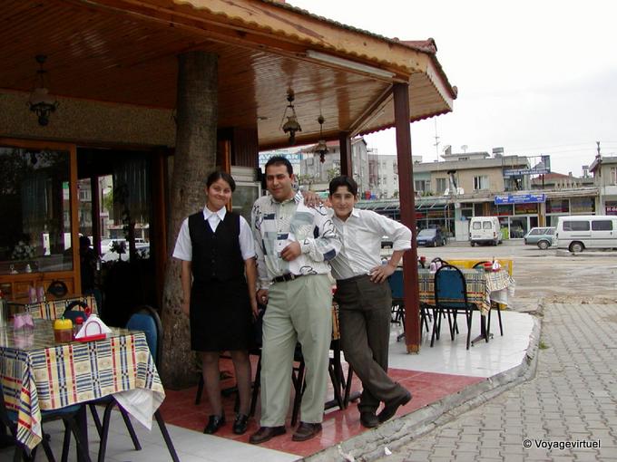 Familia delante de su restaurante en el centro de Manavgat - Turquía