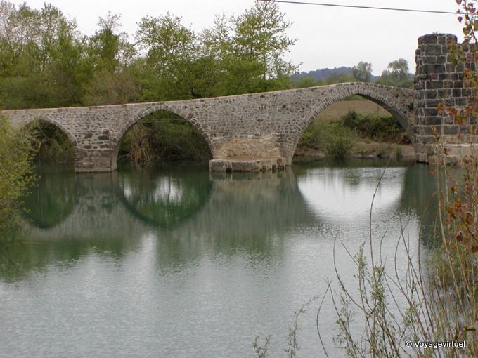 Antiguo puente sobre el río Manavgat - Turquía