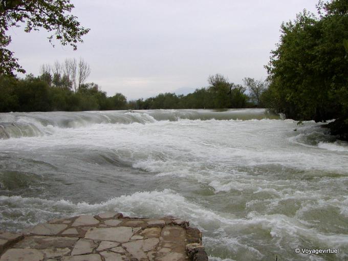 Manavgat cascada aguas arriba de la ciudad - Turquía