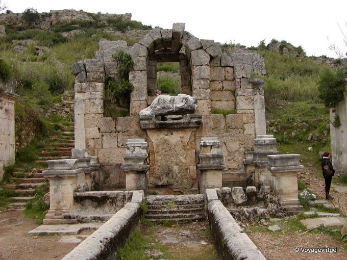 Monumento antiguo, el Dios de la Fuente, Perge - Turquía