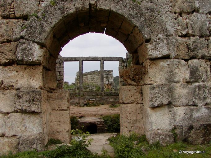 Otro punto de vista de las termas romanas de Perge - Turquía
