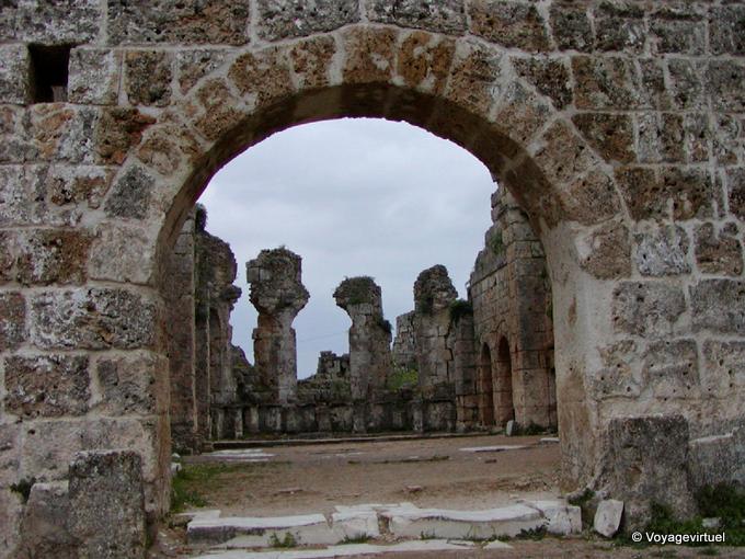 Las ruinas de los Baños del Sur de Perge - Turquía