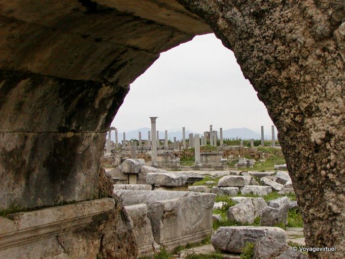 Una visión particular del Ágora, Perge - Turquía