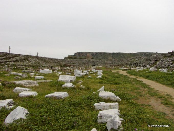 Piedras en el interior del estadio de 12 000 asientos, Perge - Turquía