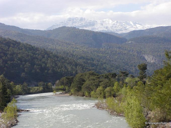 Río y nieve, de Köprülü - Turquía
