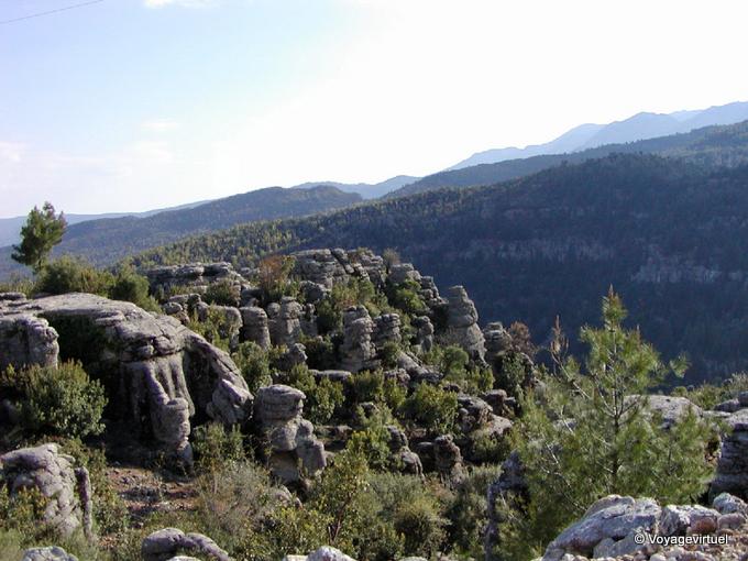 Rocas extrañas en el camino a Selge - Turquía