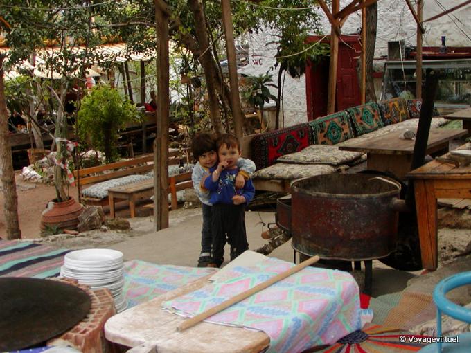 Los niños en el restaurante, Alanya - Turquía