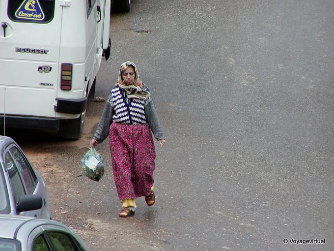 Mujer en traje típico de la región, Alanya - Turquía