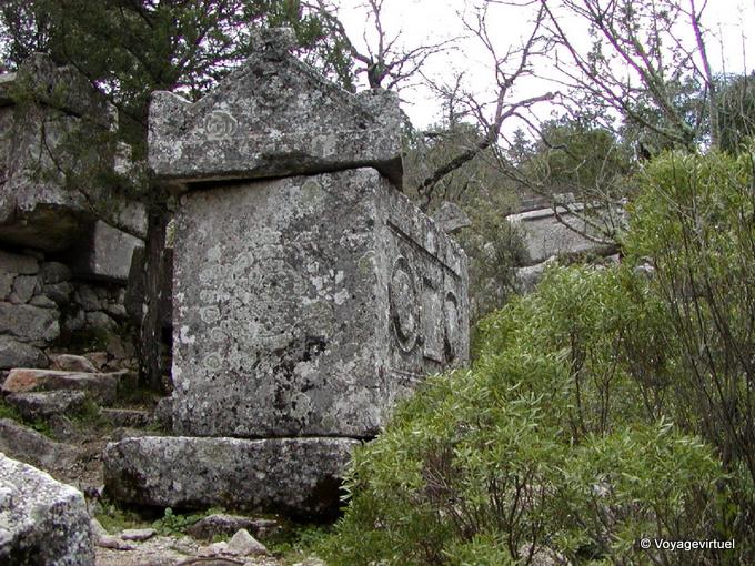 Abrir tumba por los saqueadores, Termessos necrópolis - Turquía