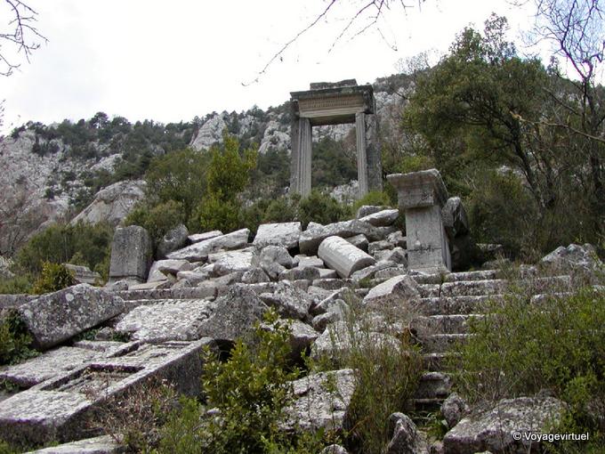 Termessos, ruinas del Templo de Artemisa y Adriano propylaea - Turquía