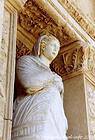 Estatua de la virtud en un nicho de la Biblioteca, Éfeso, Turquía.
