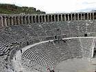Teatro romano de Aspendos, vista de las arcadas de la galería superior y el anfiteatro, Turquía.
