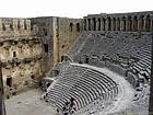 Izquierda de la cavea y la galería superior, teatro de Aspendos, Turquía.