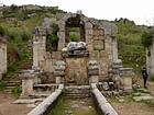 Monumento antiguo, el Dios de la Fuente, Perge, Turquía.