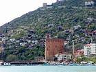 Torre Roja (Torre Roja) y las murallas, Alanya, Turquía.
