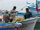 Los pescadores tratando de desenredar los hilos, puerto Alanya, Turquía.