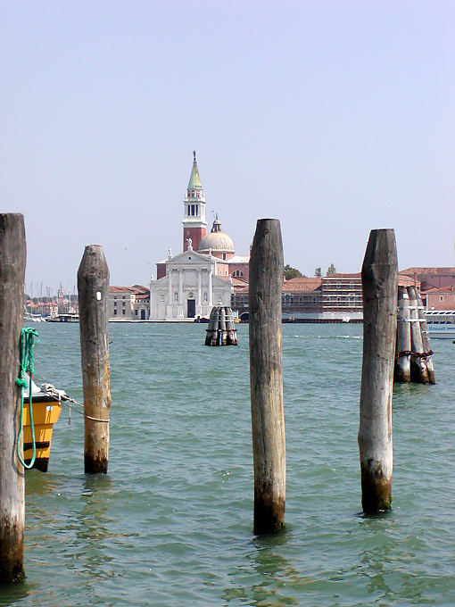 Pilares de madera en la laguna en frente de San Giorgio Maggiore, Venecia, Italia