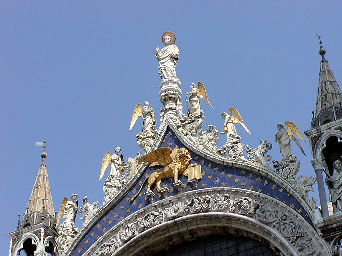 Ángeles y león coronado, la puerta de la Basílica de San Marcos, Venecia, Italia