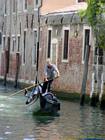 Gondolero en Venecia, Italia.