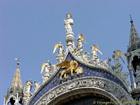 Ángeles y león coronado, la puerta de la Basílica de San Marcos, Italia.