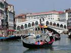 Góndolas en el Gran Canal en el Puente de Rialto, Italia.